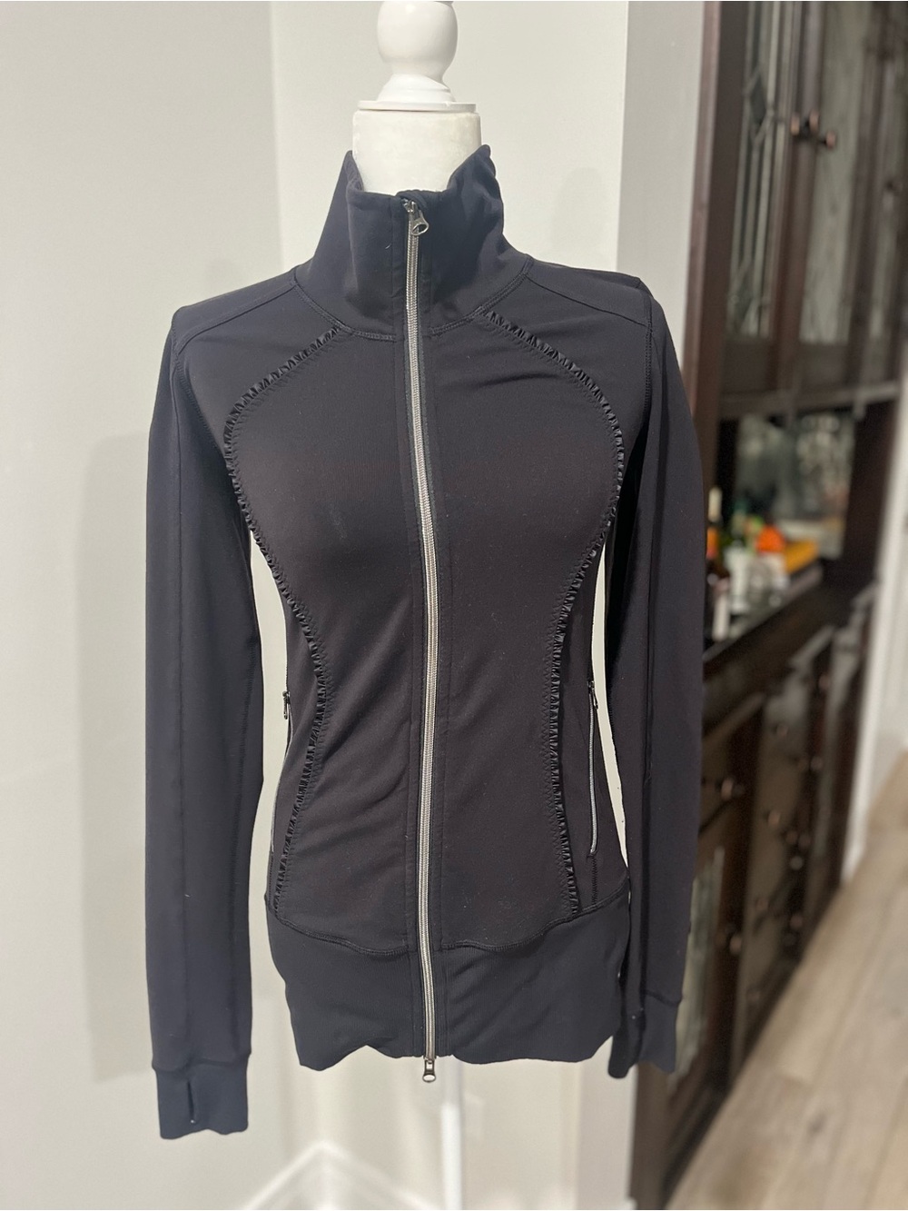 Lululemon athletica define jacket size 4 black with scrunchie logo